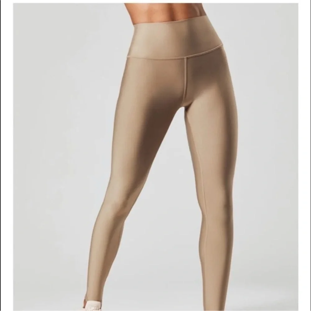 Alo Yoga Airlift High Waisted Legging in Color Gravel